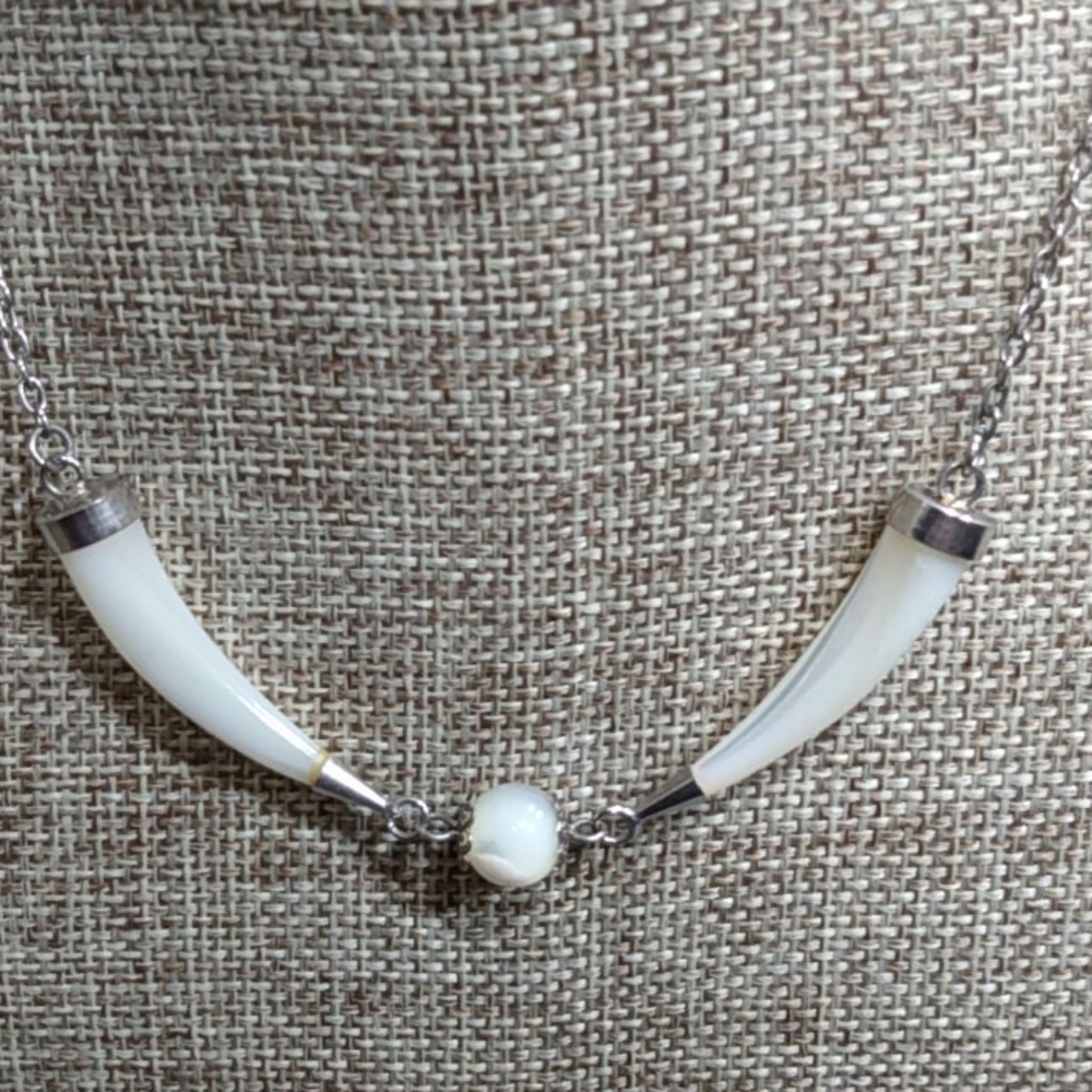 Tooth Style Necklace - Picture 2 of 4